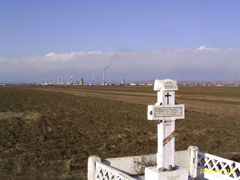 Monument to the Romanian gun crew lost in the shoot-down of “Old Baldy” near Corlatesti. Note the Ploesti refinery in the distance (Source: Posting by “Cantacuzino” in the Romanian Military History Forum) Monument to the Romanian gun crew lost in the shoot-down of “Old Baldy” near Corlatesti. Note the Ploesti refinery in the distance (Source: Posting by “Cantacuzino” in the Romanian Military History Forum)